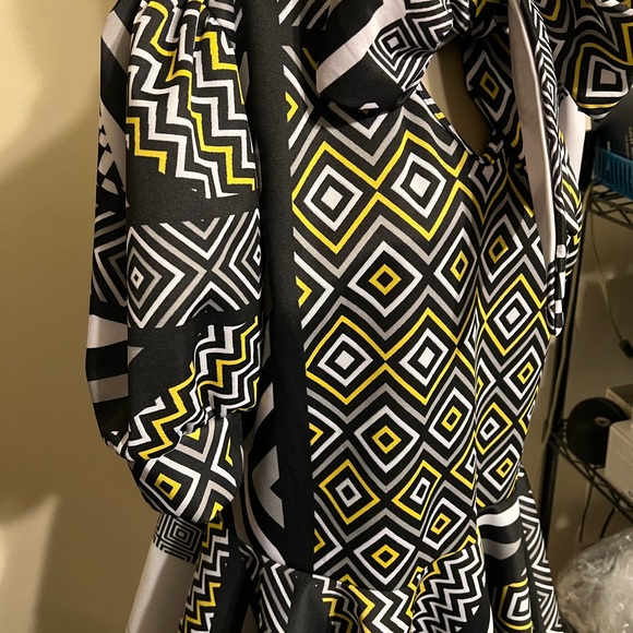 A must have yellow, white & black blouse with bow. - Picture 2 of 4